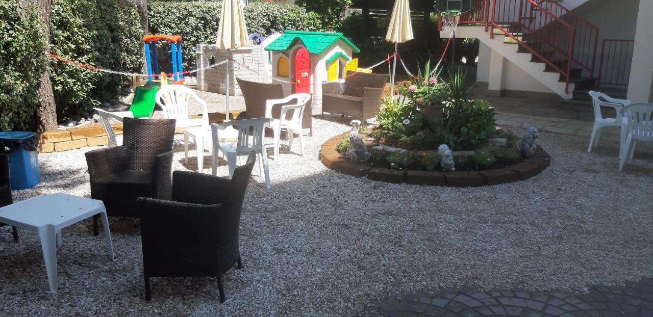 Hotel De Amicis Riccione Zewnętrze zdjęcie