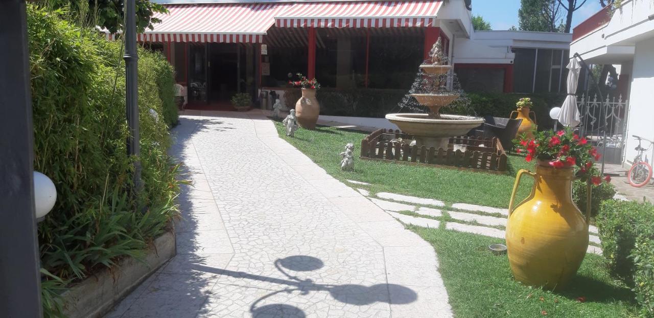 Hotel De Amicis Riccione Zewnętrze zdjęcie