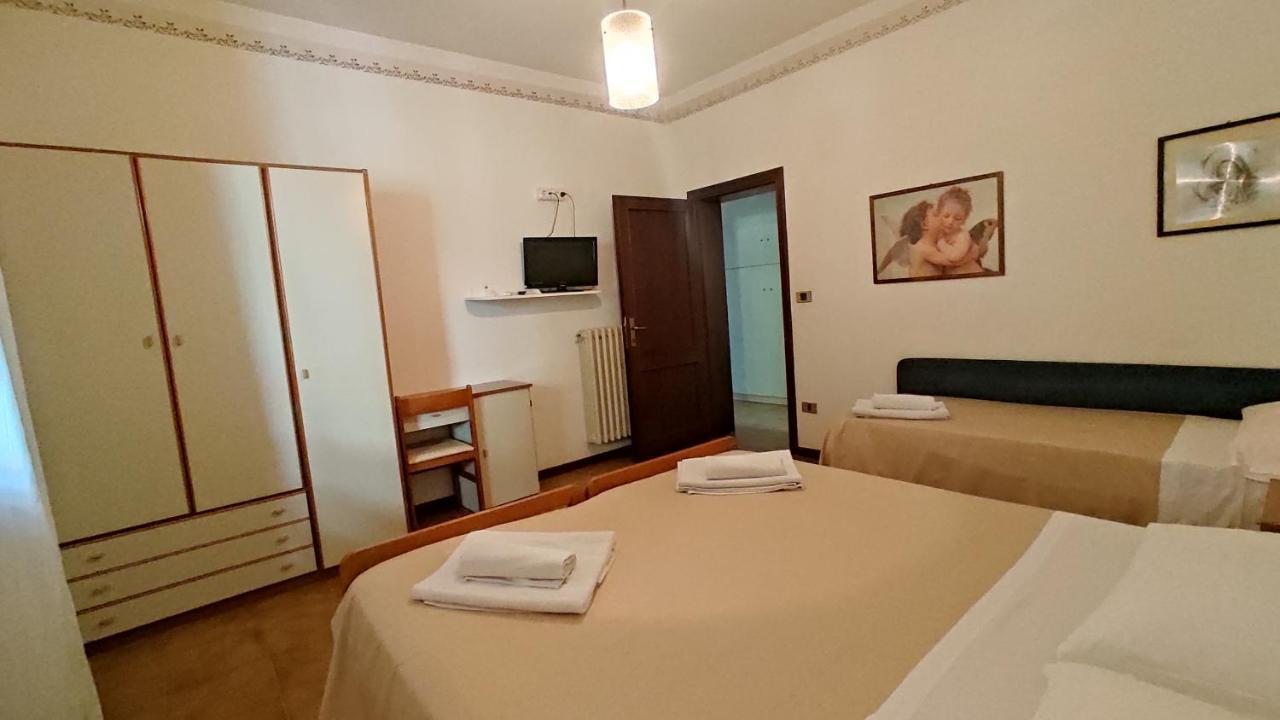 Hotel De Amicis Riccione Zewnętrze zdjęcie