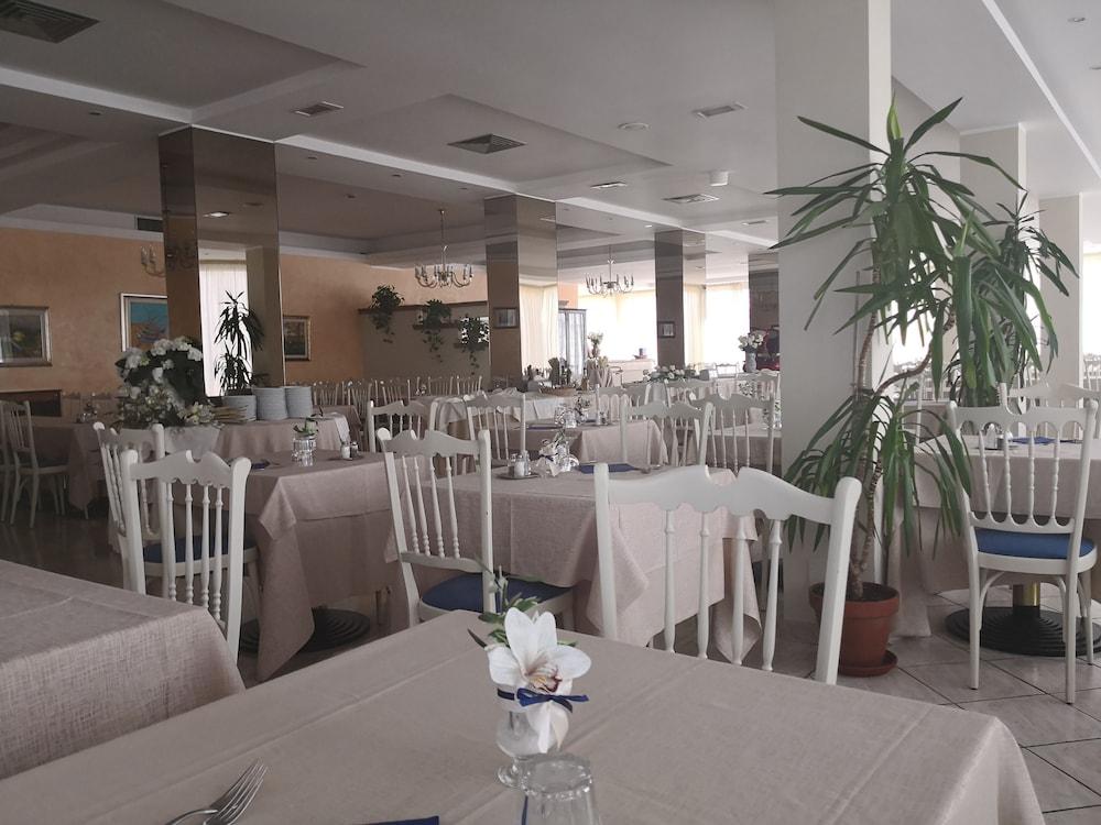 Hotel De Amicis Riccione Zewnętrze zdjęcie