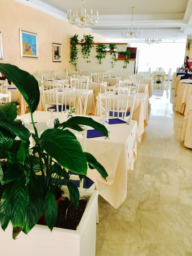Hotel De Amicis Riccione Zewnętrze zdjęcie