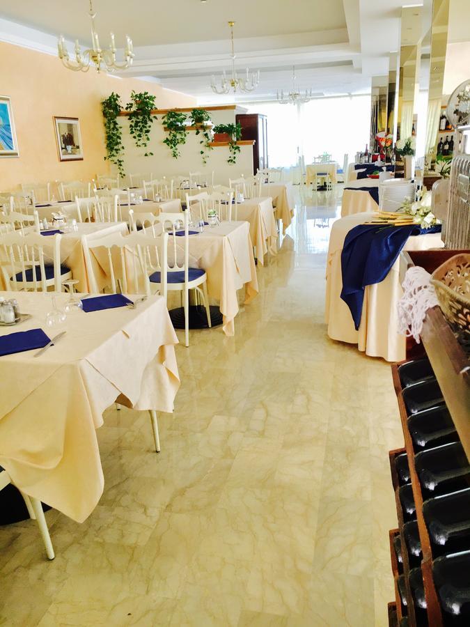 Hotel De Amicis Riccione Zewnętrze zdjęcie