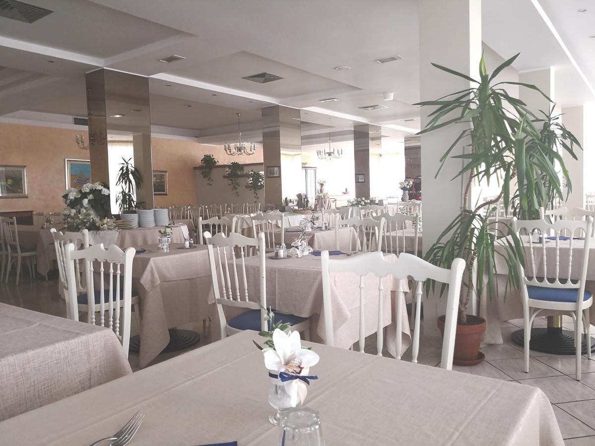 Hotel De Amicis Riccione Zewnętrze zdjęcie