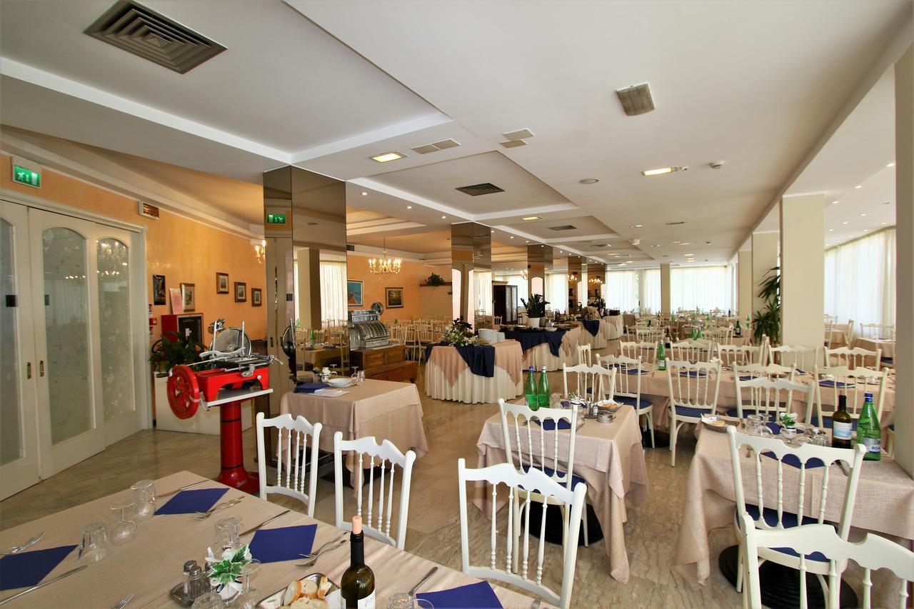 Hotel De Amicis Riccione Zewnętrze zdjęcie